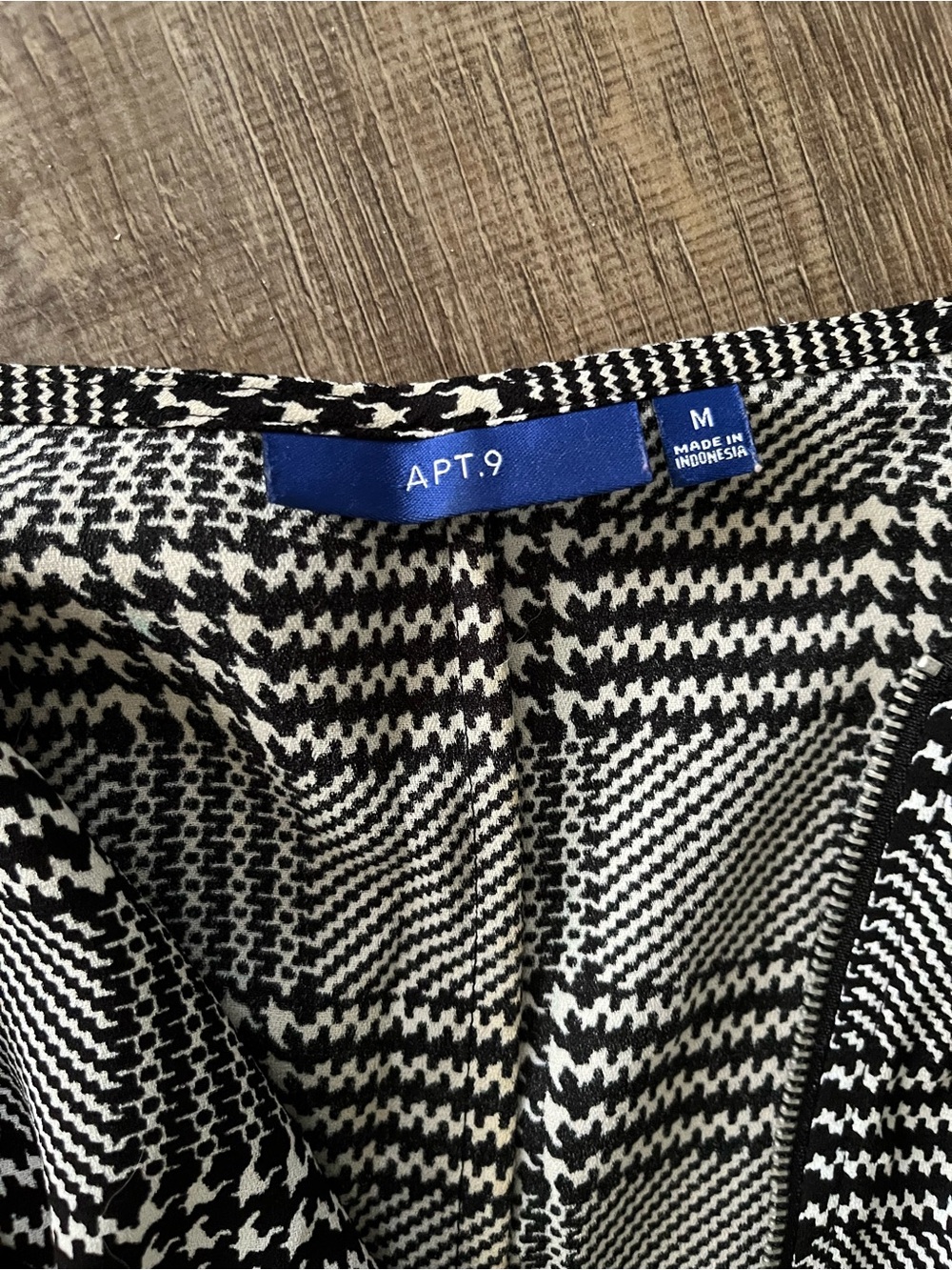 Apt. 9 Black and White Plaid V-Neck Women's Top - Picture 2 of 2